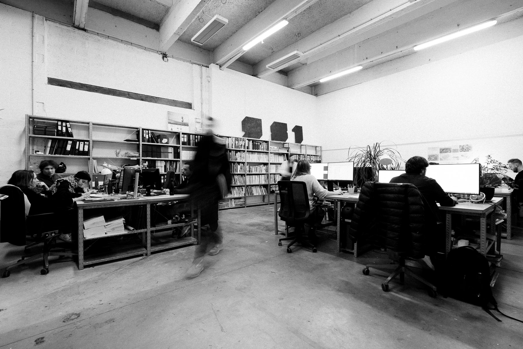 photo-reportage en noir et blanc à l'agence d'architecture atelier 9.81 à Lille par Maxence Lamouret Prod